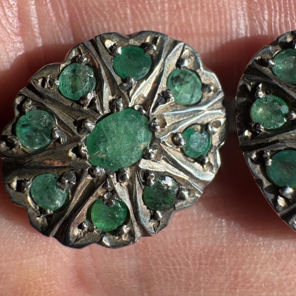 Natural emerald and ( Sterling silver?) earrings - Picture 3 of 16